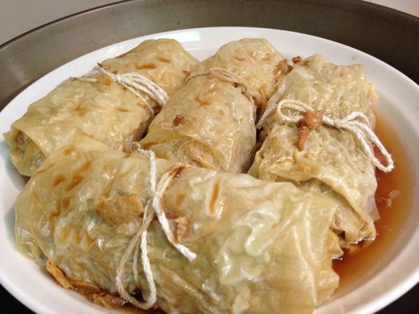 再將腐皮米捲放入一有深度的盤中，加入調勻的[調味料B]，中火蒸約25分即可。