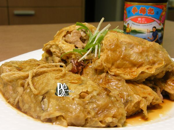 完成的腐皮悶米，外皮鹹香，糯米軟Q夠味，是道不用粽葉版的巔覆版粽子~~過節換種新吃法也不錯:))