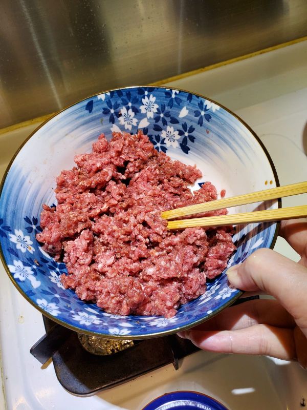 先將免治牛肉醃好， 醃料可用豉油 胡椒、 黑胡椒和鹽，備用。