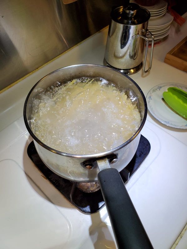 再把意大利粉煮熟，備用。