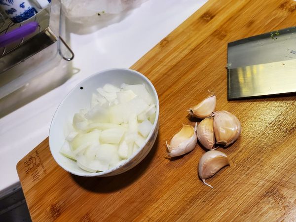 有些現成的番茄醬本身已經有洋蔥和蒜頭的味道。我只不過 賞想味道濃沃一些，不加亦可。