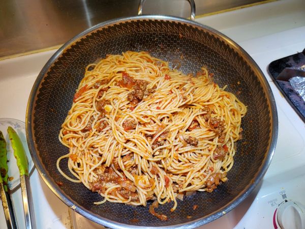 把已煮好的意大利粉和肉醬混合 。