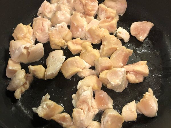 把雞肉煎熟有點焦感