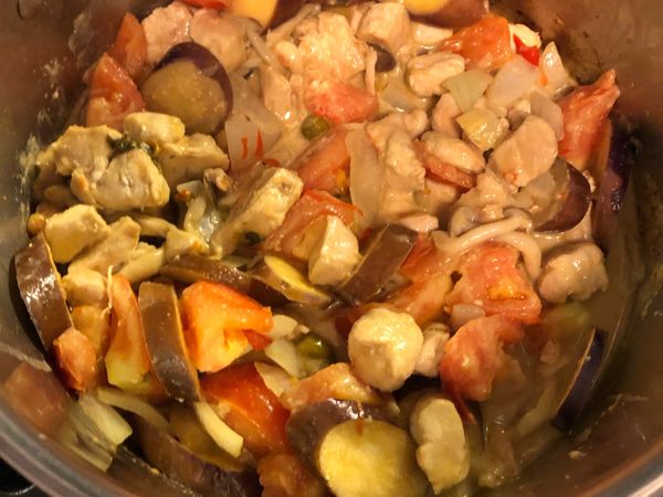 把綠咖喱包加下去

之後可以加椰奶（沒有可以用牛奶代替