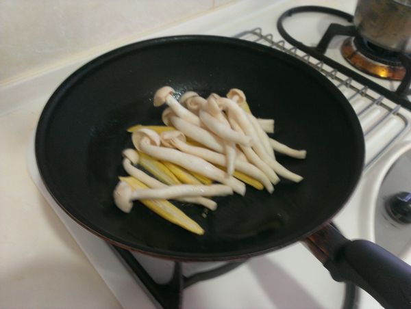 加入一小匙油炒白精靈和玉米筍