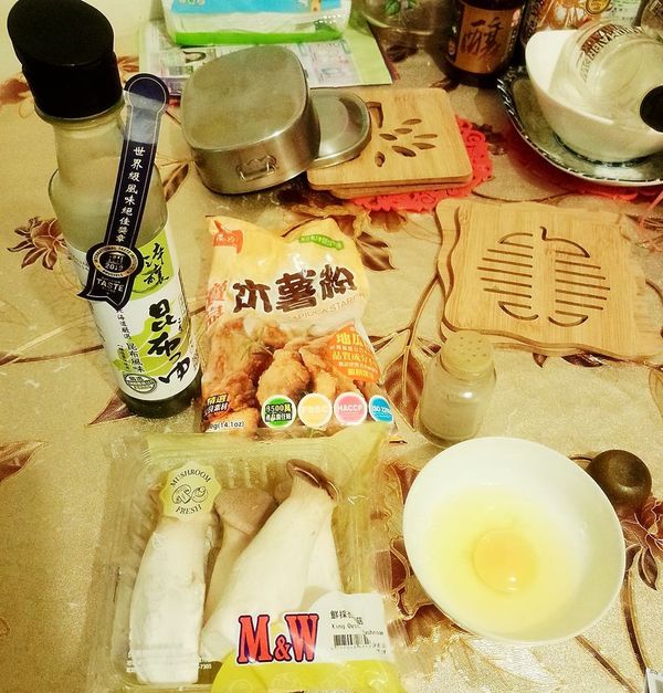 把半顆蛋+醬油~胡椒鹽拌一拌~