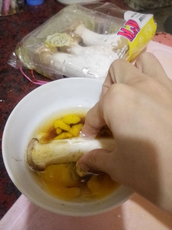 杏鮑菇沾(1)之後沾(木薯粉)