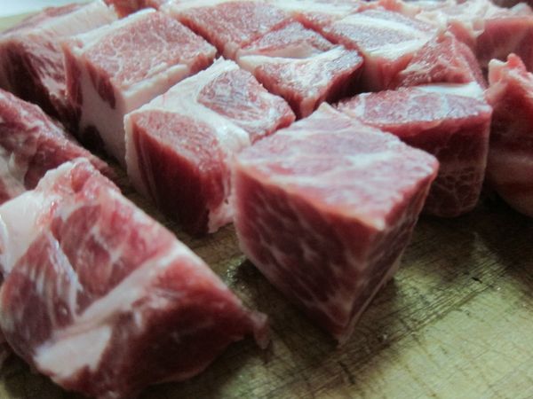 厚切梅花豬肉切成骰子塊狀(約3X3X3cm)。
