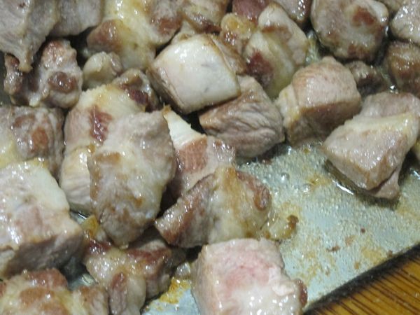 一小匙油潤鍋加熱後，放入豬肉塊稍煎表面金黃。(如果溶出多餘油脂，留下約一大匙油量，其餘盛出炒菜可用。)