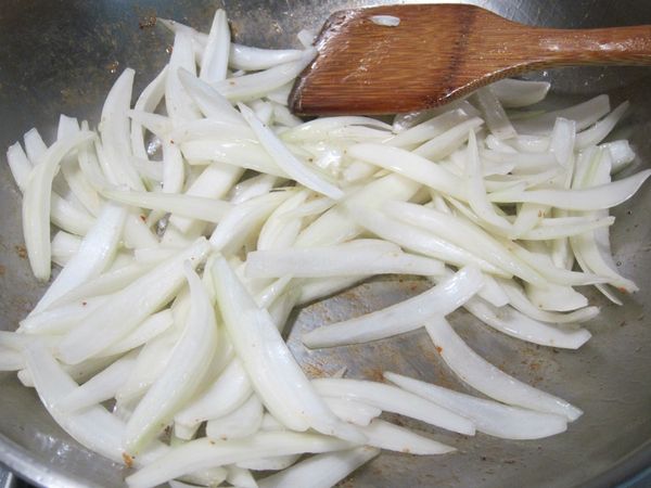 將豬肉塊以適當鍋具盛出。洋蔥切約1cm粗絲，中火炒軟後另外盛放。(不洗鍋)