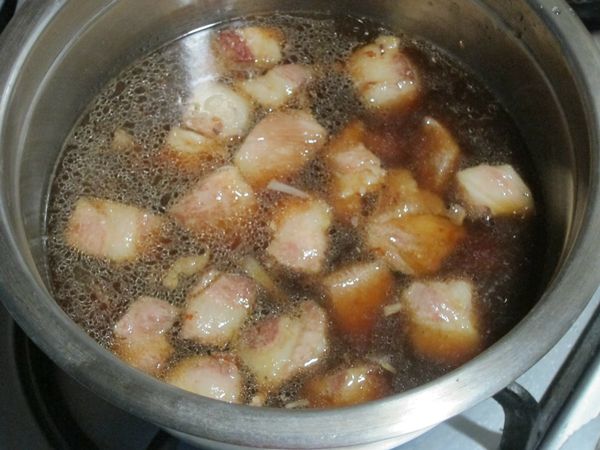 將第四步驟完成的湯液倒進盛裝豬肉塊的鍋具，煮滾後蓋上鍋蓋，小火續煮30分鐘至肉塊軟化。