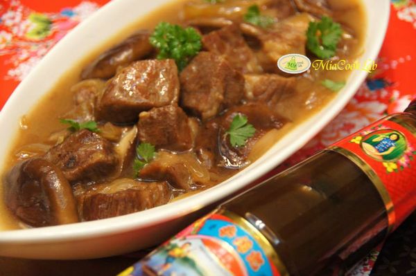 試味道後以鹽調整，並淋上少許香油後即可起鍋。