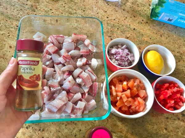 食材準備。
所有材料除了檸檬都切丁
我的椰漿忘了一起拍，照片在下面