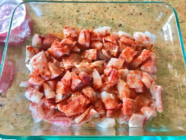 灑上紅椒粉和檸檬汁拌勻，放入冷藏2小時