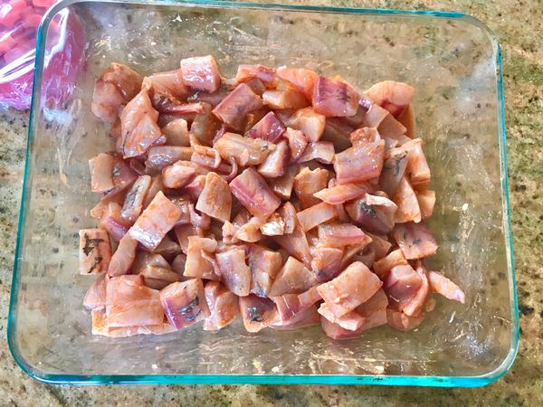 確定魚肉看起來熟了就可加入椰漿、洋蔥、甜椒、番茄再加點鹽跟黑胡椒