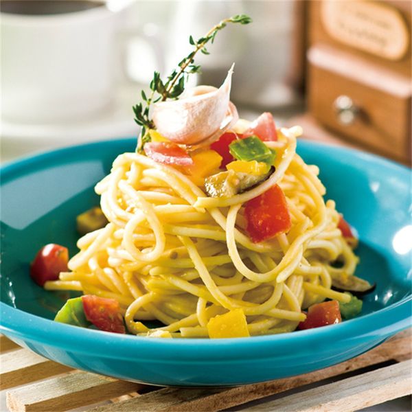 熱鍋，放入蒜頭油爆香洋蔥，加入番茄丁、青椒丁、黃椒丁拌炒，以白酒嗆鍋，加入黃醬、高湯及步驟 2 蒜頭泥，略煮後再加入義大利直麵拌炒，最後以鹽、胡椒調味即可。