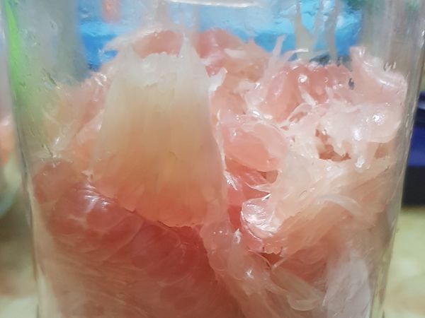 紅柚子，去皮，去籽，僅留果肉，放置瓶中。