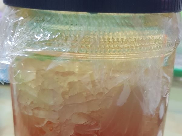 加上糯米醋後，滿罐封瓶，等待90天後熟成。