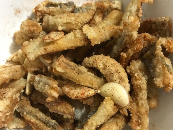 灑椒鹽、辣椒粉、蒜頭