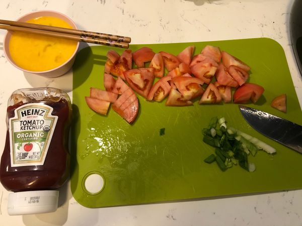 所需食材

🥚打好後 我會加一些鹽巴在裡面攪拌 比較均勻