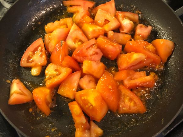 番茄先下去炒 加番茄醬炒一點鹽巴

炒好先把番茄拿起來 或是你也可以跟蛋一起炒