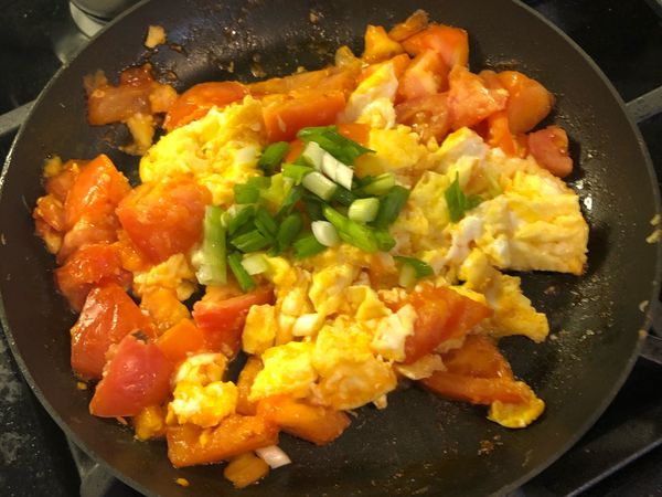 蛋炒差不多的時候 可以把番茄加進來 還要綠蔥