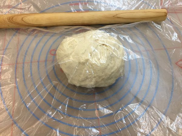 中粉、糖、速酵、水以麵包機或手揉成團

成團後整圓，蓋濕布或保鮮膜醒10分鐘