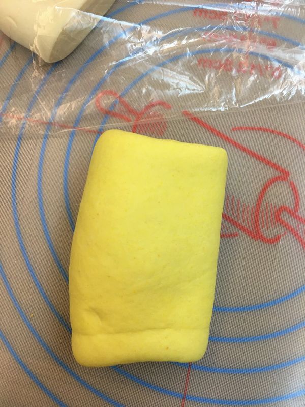 上色後的麵團再以桿折方式讓麵糰表面光滑