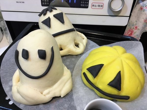 壓出五官造型，以水當黏貼媒介，貼在想要的位置

發酵至原本的1.5倍大，約20-30分鐘