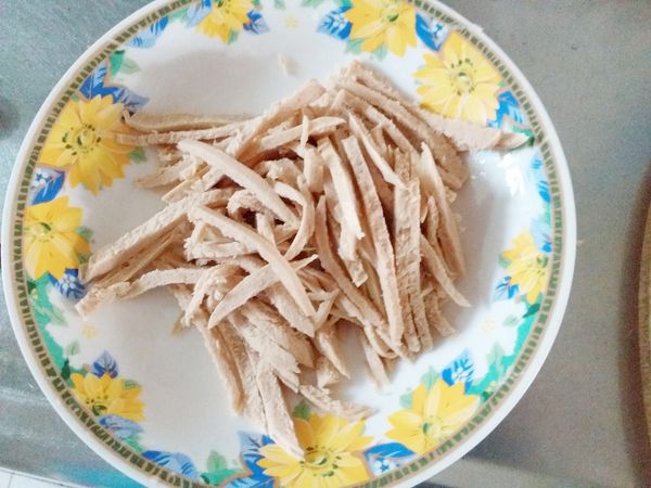 素雞及小黃瓜切絲，辣椒切片，紅黃蘿蔔切絲