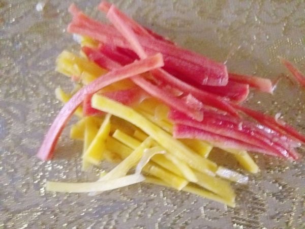 將紅、黃蘿蔔汆燙