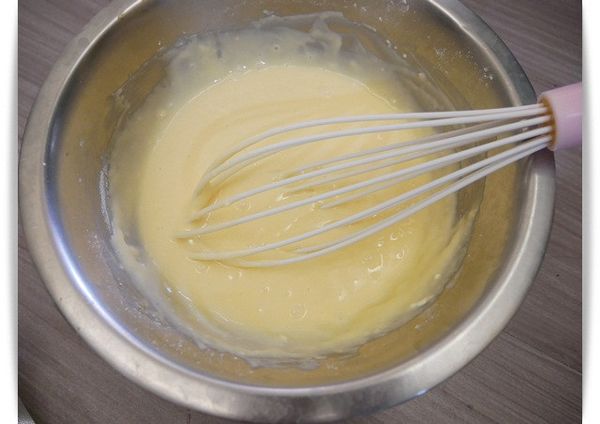 將鬆餅粉、雞蛋及牛奶攪拌成麵糊備用。