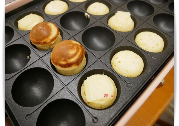 麵糊開始冒泡後一邊放上起士片、另一邊則疊上去。