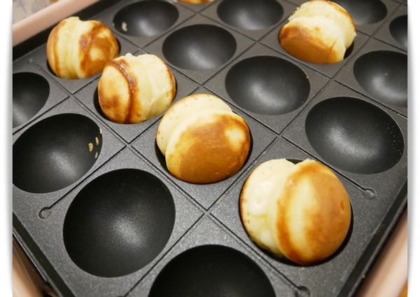 稍微轉一轉鬆餅球加熱至熟，取出盛盤表面淋上明太子醬即可。