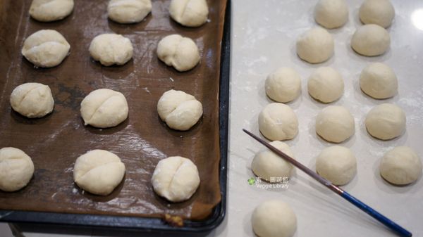 分割後用細一點的筷子壓到底(不壓斷) ，等中間發酵完成。