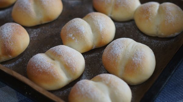 這個麵包烤出來應該是要雪白色的，但是我沒顧爐火溫度，就變成微黃色，也可以啦。