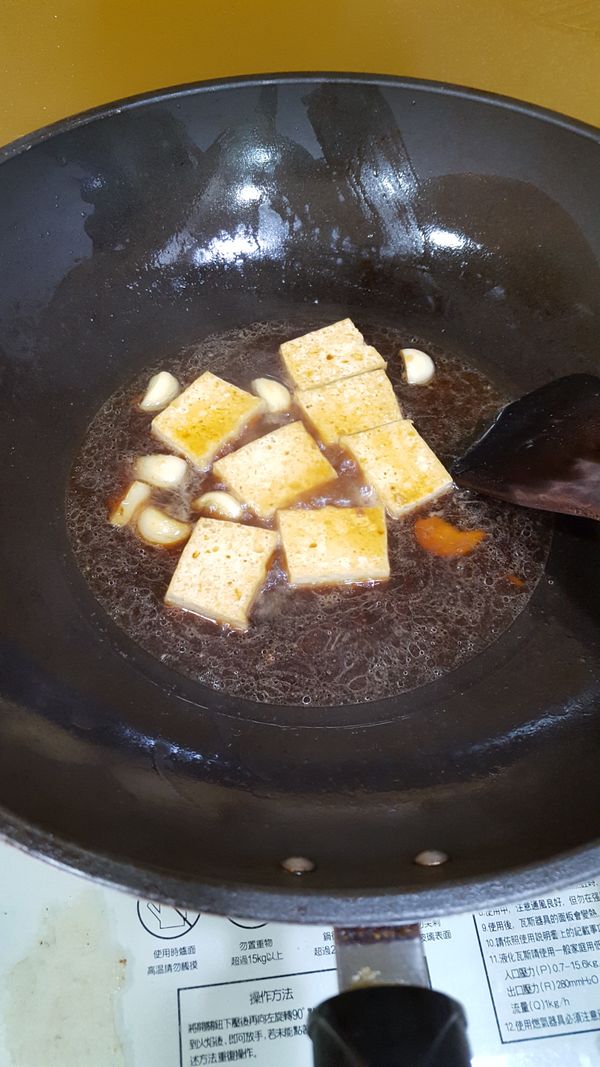 倒入醬油把豆腐燒入味