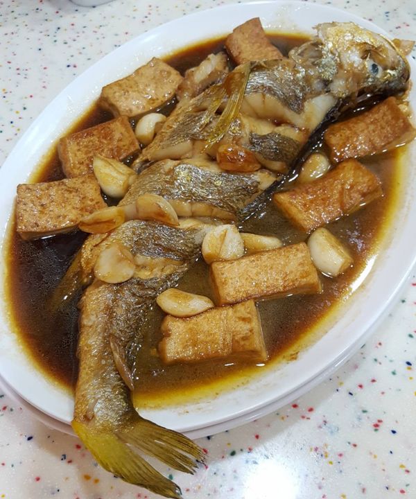 放入外表稍微煎過的黃魚，加少許醋燒到湯汁稍微濃稠淋上少許酒燒一下即可