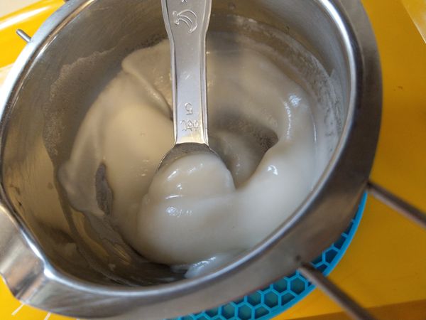 將水與高粉入鍋快速攪拌成麵糊，不留空隙封上保鮮膜待涼備用