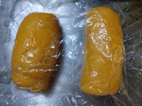 分割➡排氣➡滾圓➡蓋塑膠袋靜置２０分鐘鬆弛