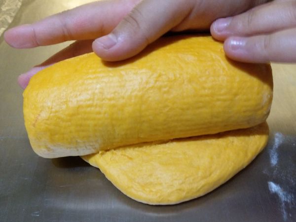 桿成長條後拍掉氣泡➡翻面並由上向下捲起，蓋塑膠袋鬆弛１５分鐘