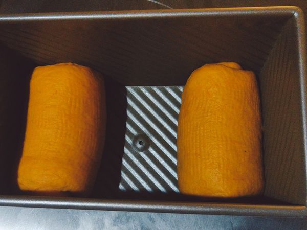 同上步驟再次桿捲後放入模具（收口朝下）➡發酵至８分滿即烘烤

烤箱預熱200度30分鐘