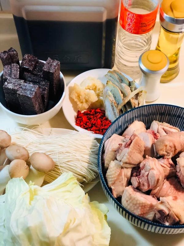 備料
-雞腿洗淨川燙備用
-薑切片
-蒜末(拌麵線用)
-配菜:米血(切長條)/杏包菇(切塊)/高麗菜