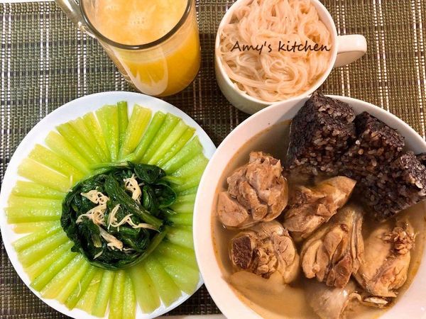 -麵線燙熟撈起碗中放0.5匙麻油+麻油雞湯+蒜末拌麵線
-青菜依庫存搭配
-吃麻油榨柳橙平衡一下