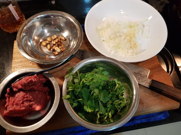 先備好料，洋蔥和大蒜切碎，香菜莖切碎留下香菜葉。