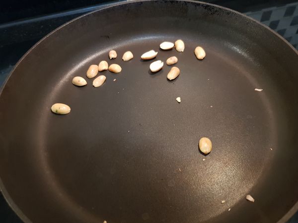 花生米稍微烤香。