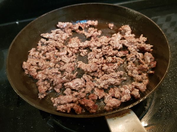 中火熱鍋後牛絞肉下鍋炒香炒上色。