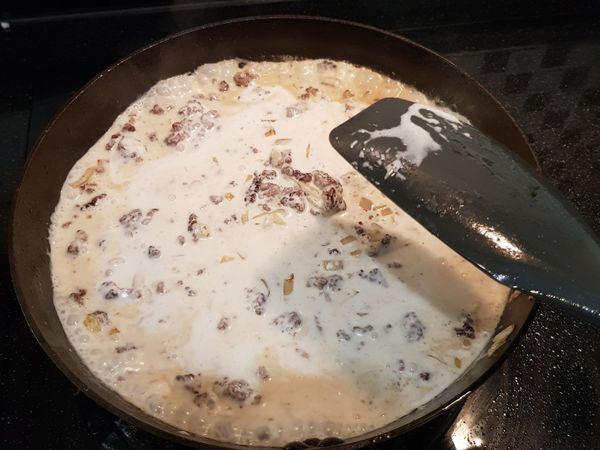 加一點點水調整濃稠度，然後煮到微滾。