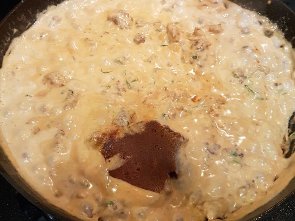 加入瑪莎蔓咖哩醬和香菜莖，用魚露、糖和羅望子醬調味。