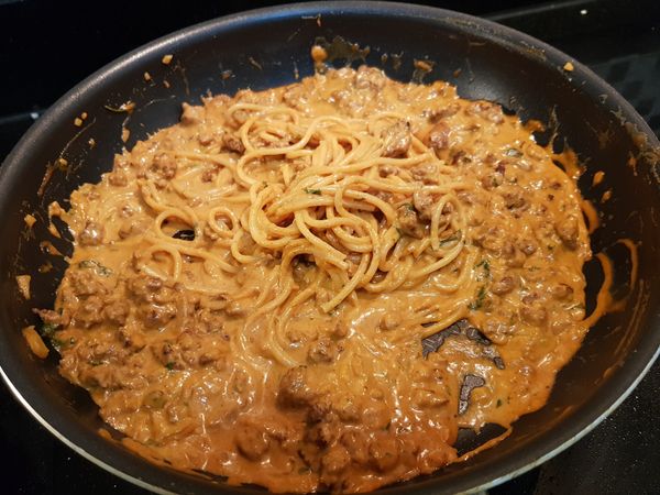 最後煮好的義大利麵拌炒一下，加入適量的煮麵水調整醬汁濃稠度，就可以起鍋了。